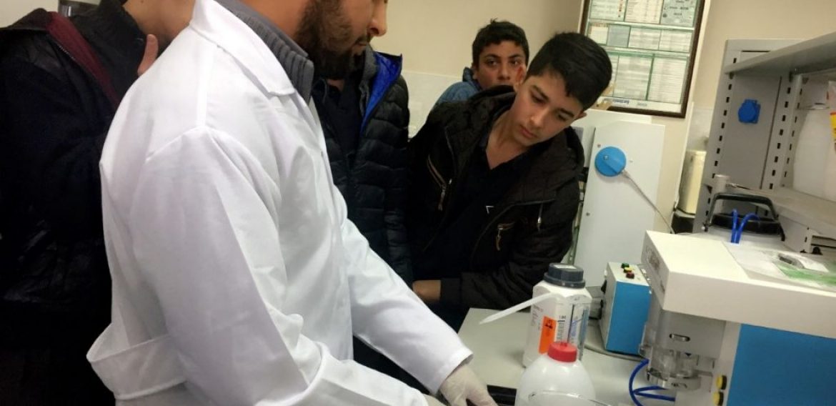 GIDA TEKNOLOJİSİ ALANI ÖĞRENCİLERİ NACİ TOPÇUOĞLU MESLEK YÜKSEKOKULU LABORATUVARINDA