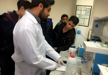 GIDA TEKNOLOJİSİ ALANI ÖĞRENCİLERİ NACİ TOPÇUOĞLU MESLEK YÜKSEKOKULU LABORATUVARINDA